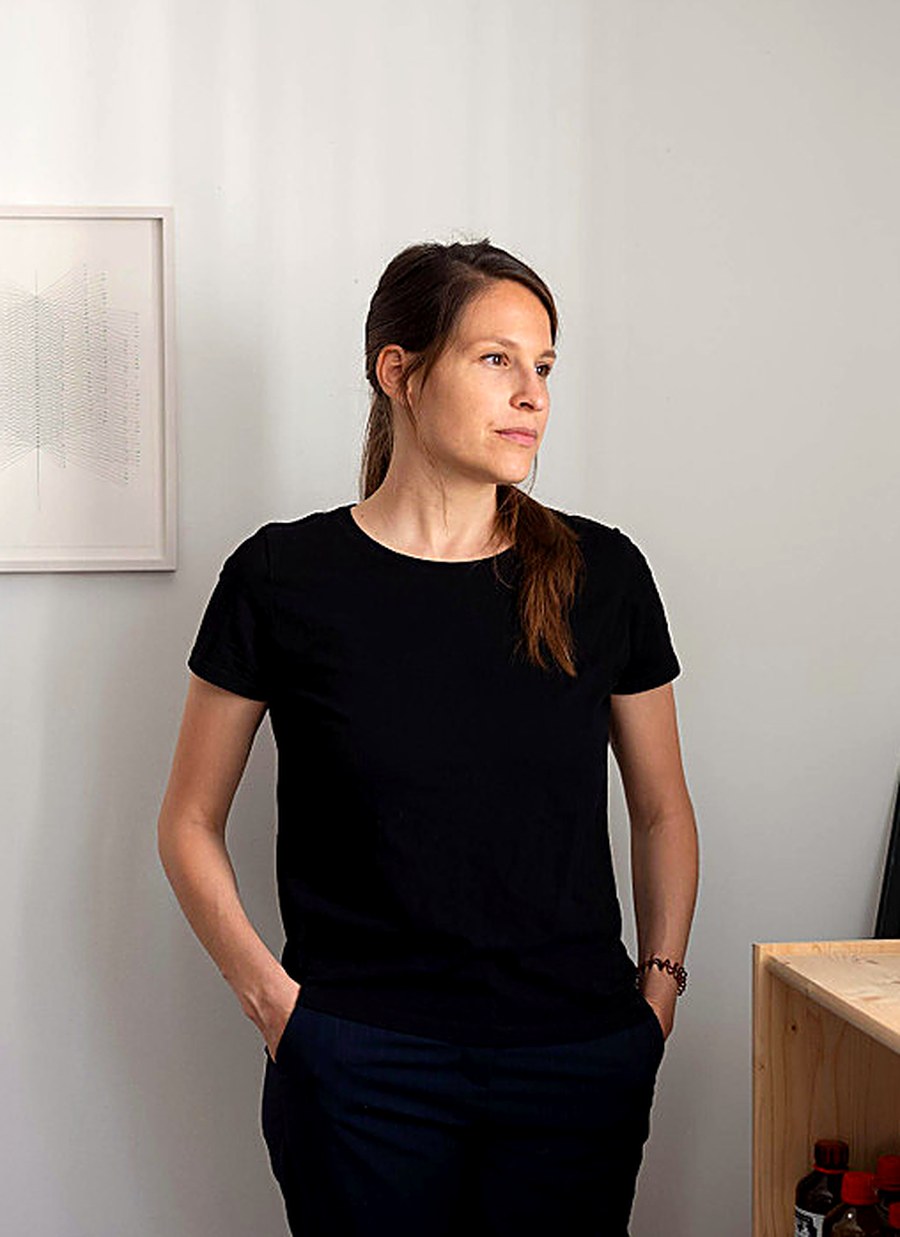 Porträt von Lena Ditlmann vor einer hellen Wand